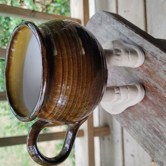 Brown glazed coffee mug with men's shoes - Picture 2 of 4